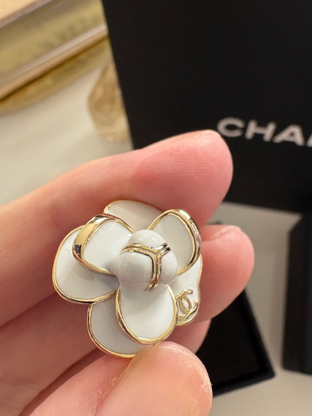 CHANEL White Camellia Flower Earrings with the box&bag. 20mm - Picture 11 of 13